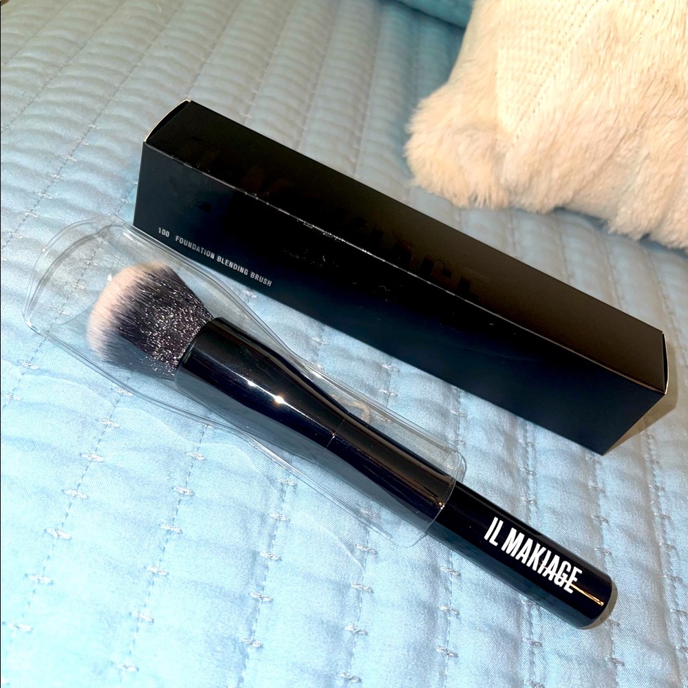 Brand new, never used IL Makiage Foundation Blending Brush 100